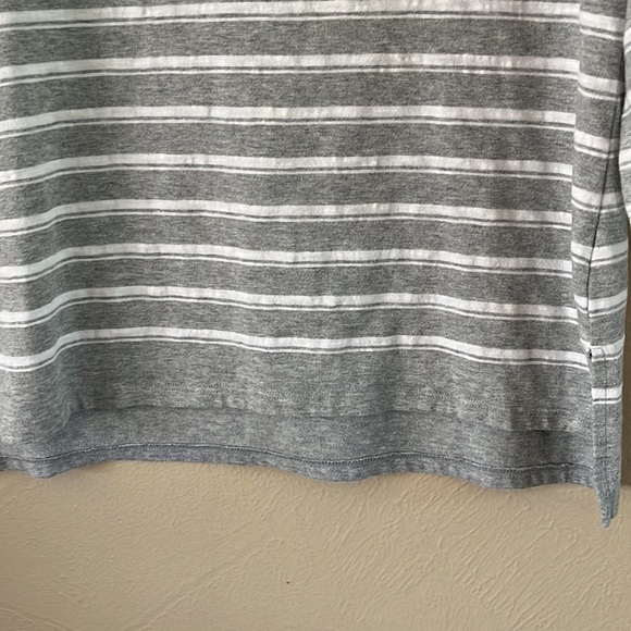 Liz Claiborne petite medium 3/4 gray white striped T-shirt buttons in the back - Picture 5 of 13